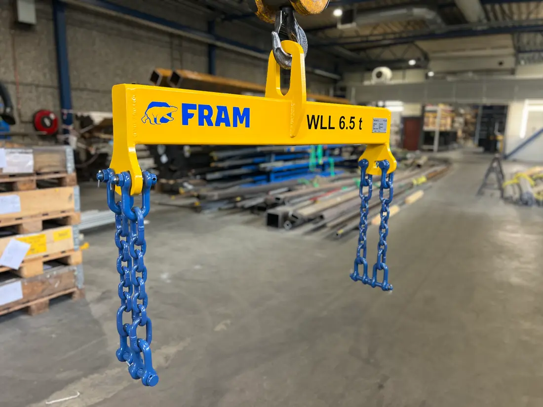 FRAM løfteåk i produksjonshallen