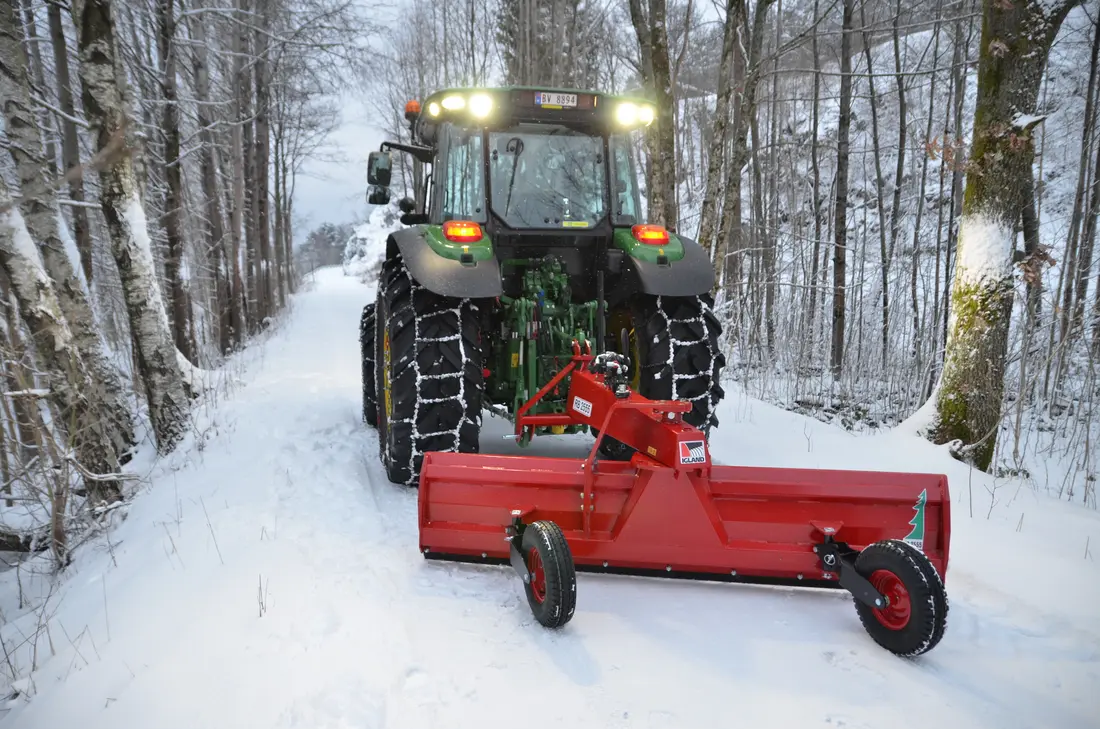 Traktor med IGLAND-redskap på vinterveien